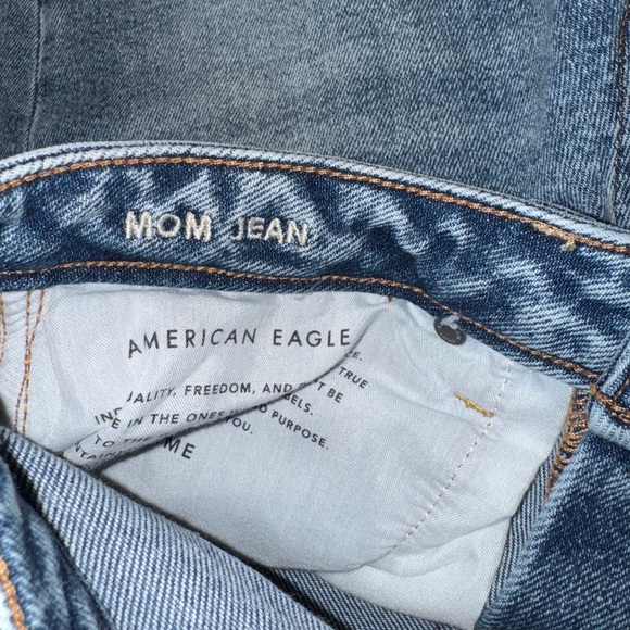 American Eagle Women's Mom Light Wash Distressed Jeans Size 4 - Picture 7 of 8